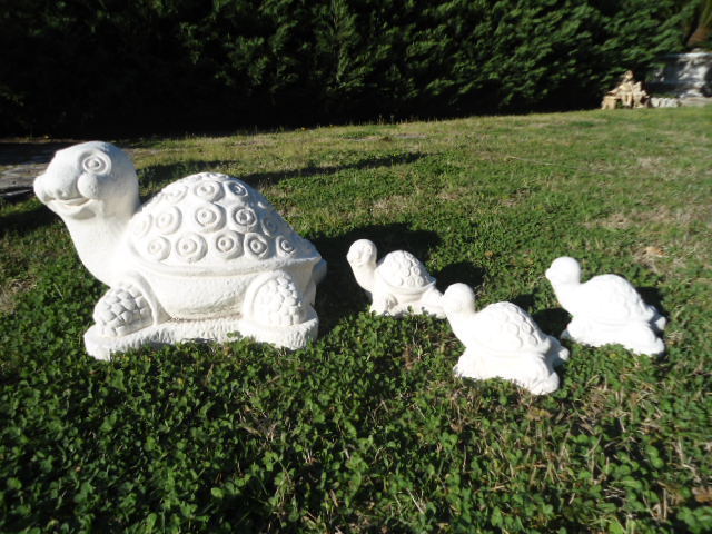 FAMIGLIA DI TARTARUGHE IN CEMENTO - immagine 1