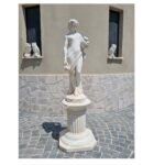 Statua modello venere acquaiola con colonna altezza 136 cm